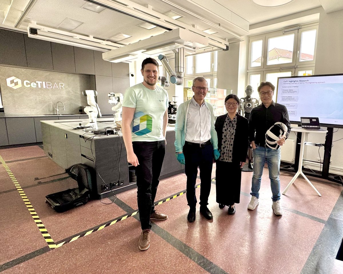 TactileInternet's tweet image. 𝗩𝗶𝘀𝗶𝘁 𝗳𝗿𝗼𝗺 #𝗭𝗘𝗜𝗦𝗦! 👋🏼
Thomas Scherübl & his colleague were given insights into our research at #CeTI, @LHub42, and @allaboutquarks #quantum lab. Shu-Chen Li, CeTI speaker, accompanied the visit.
Thank you to @ZEISS_Group!
@tudresden_de @Li_Lab_TUD #tactileinternet