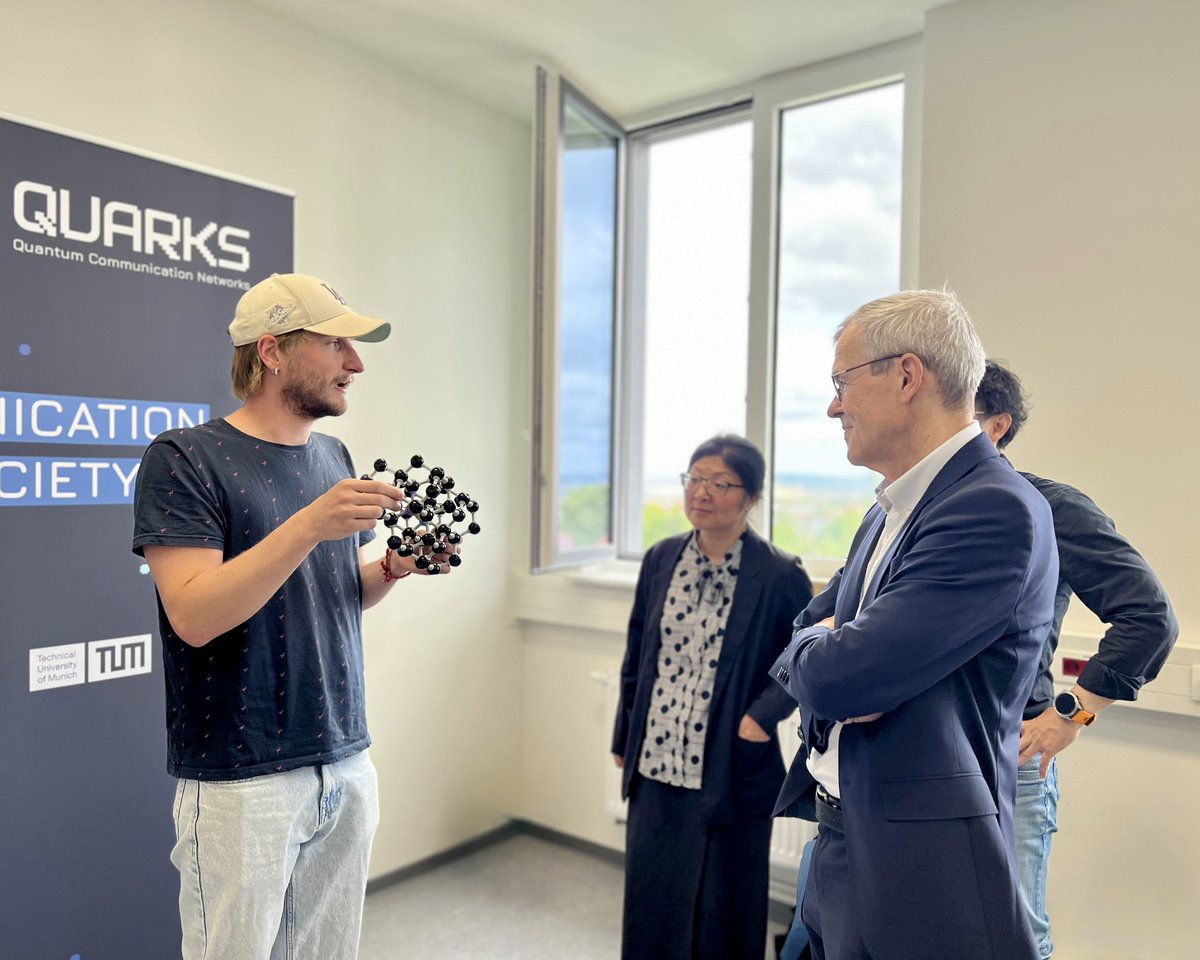 TactileInternet's tweet image. 𝗩𝗶𝘀𝗶𝘁 𝗳𝗿𝗼𝗺 #𝗭𝗘𝗜𝗦𝗦! 👋🏼
Thomas Scherübl & his colleague were given insights into our research at #CeTI, @LHub42, and @allaboutquarks #quantum lab. Shu-Chen Li, CeTI speaker, accompanied the visit.
Thank you to @ZEISS_Group!
@tudresden_de @Li_Lab_TUD #tactileinternet