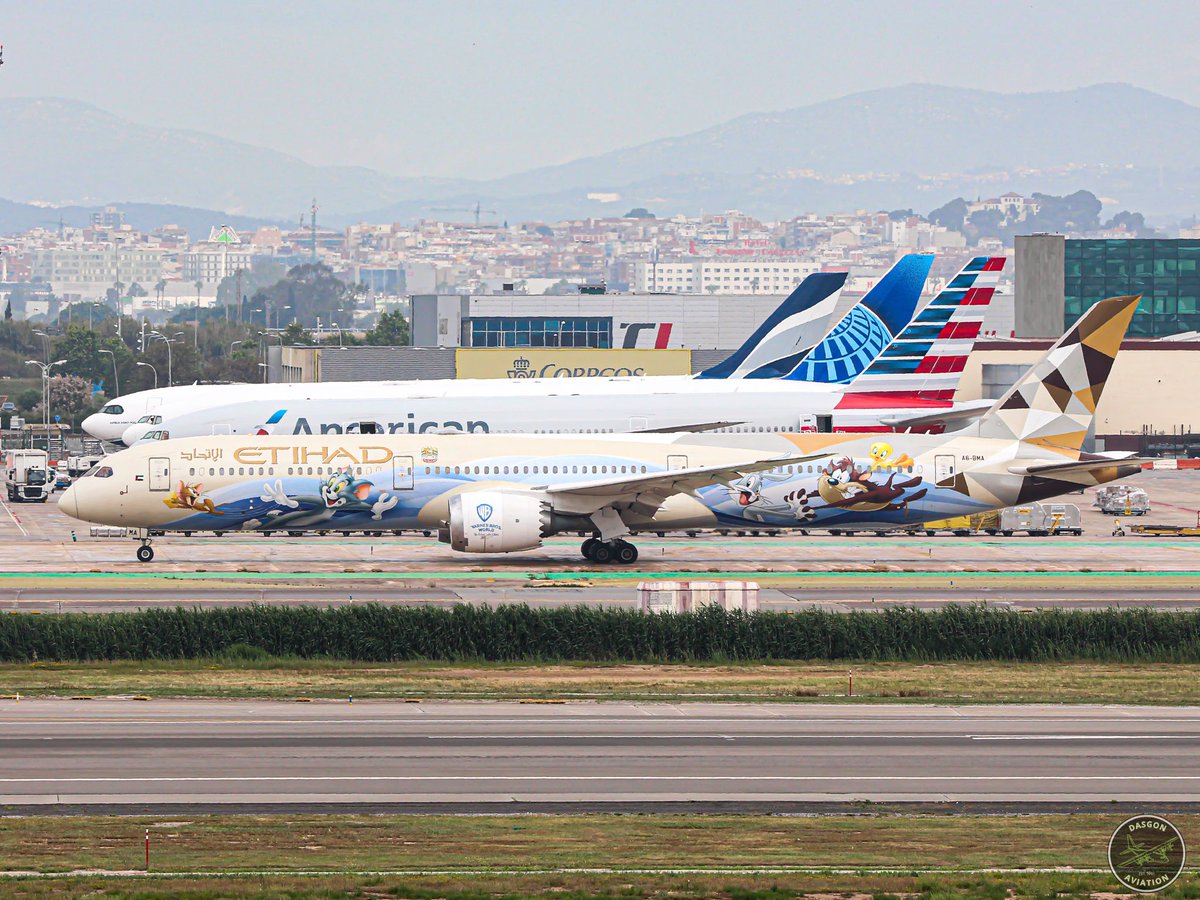 David A. González (@dasgonaviation) on Twitter photo Porque tener un único avión en la foto cuando puedes tener cuatro✈️✈️✈️✈️😂
<a href="/Spottersbcn/">Spotters-barcelona-el-prat oficial</a>
#aviation #spotting #barcelona #boeing #airbus #etihad #american #united #hifly #passion Porque tener un único avión en la foto cuando puedes tener cuatro✈️✈️✈️✈️😂
<a href="/Spottersbcn/">Spotters-barcelona-el-prat oficial</a>
#aviation #spotting #barcelona #boeing #airbus #etihad #american #united #hifly #passion