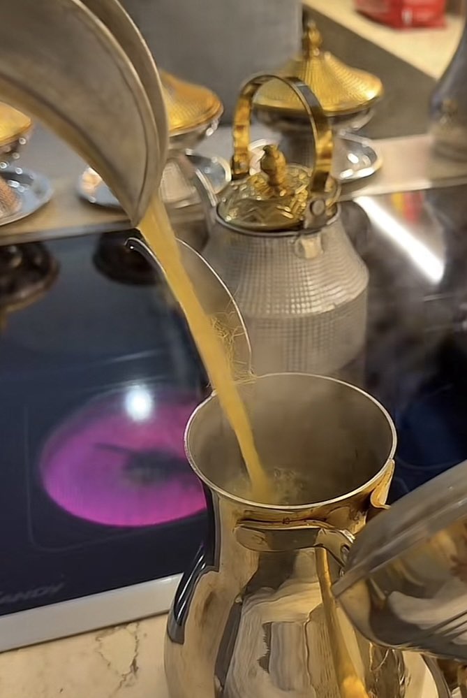 الكرم فنجال … والدلة معزة 
من بغى فنجالها … يقدع رطبها 

الردي بالضيق … فنجاله يهزه 
والشجاع إن جاته الدلة .. شربها