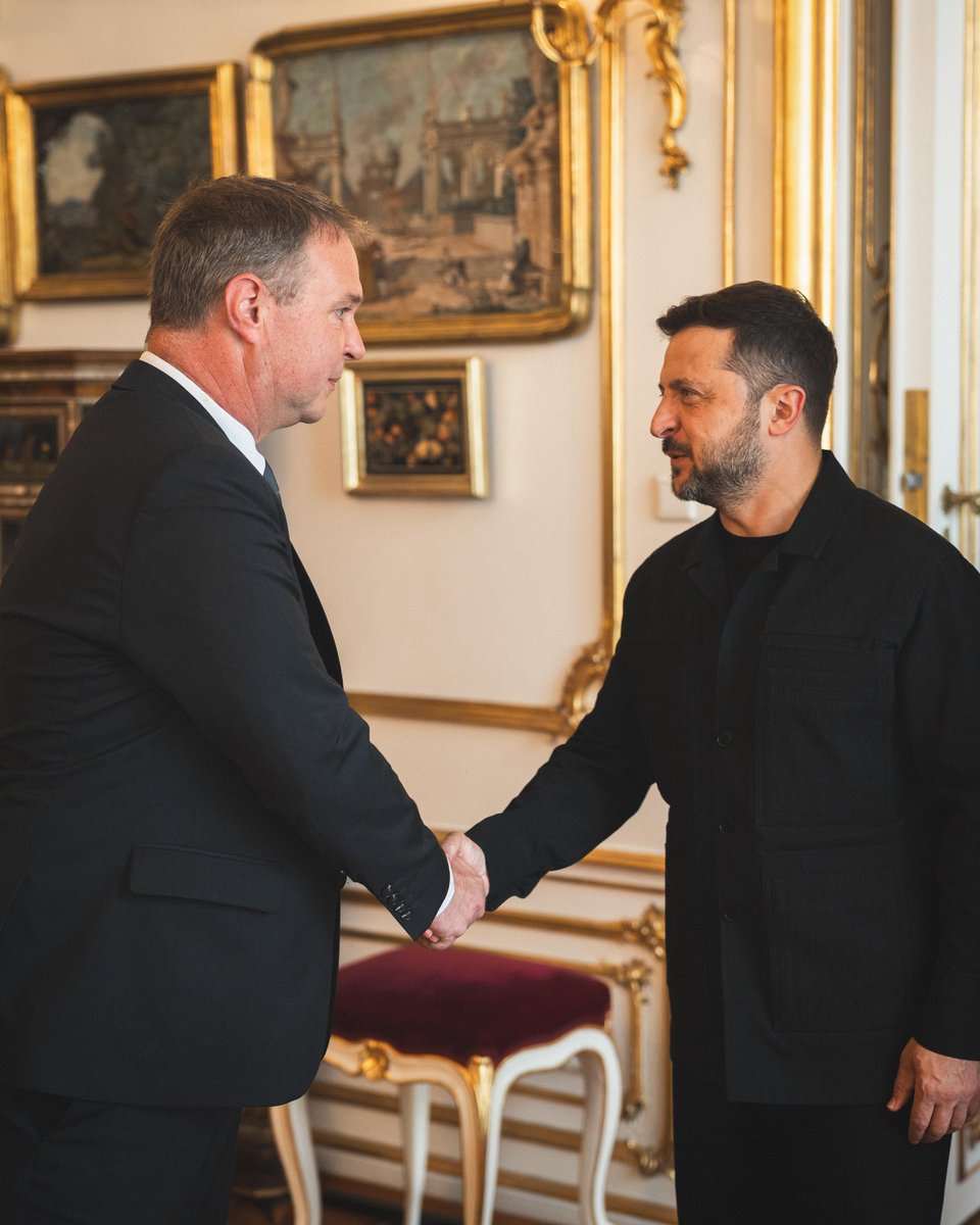 Arbeitsgespräch mit Wolodymyr Selenskyj, Präsident der Ukraine.

Seit Beginn des russischen Angriffskriegs unterstützt Österreich die Ukraine und leistet humanitäre Hilfe. Auch beim Wiederaufbau wird unser Land seinen Beitrag leisten. 

Österreich trägt als neutrales Land