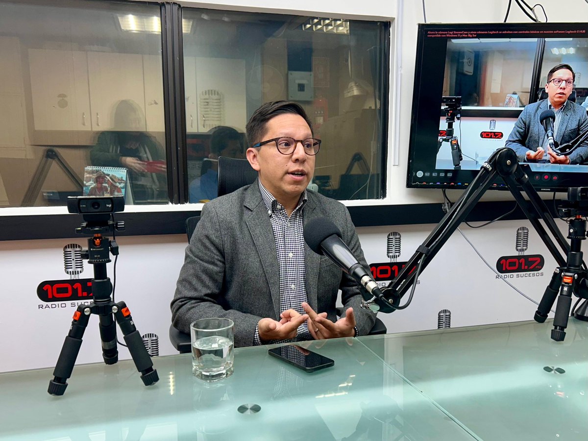 radiosucesosec's tweet photo. 🔴 #NoticieroSucesos con @verocha16 |

🎙️ Julio López (@datalat), cofundador y director de proyectos en Fundación Datalat, remarcó los vacíos técnicos y de derechos en la implementación de la Ley de Inteligencia.

🗣️ “¿Cómo se va a desarrollar el tema de protección de datos? Cada persona debería tener un responsable del tratamiento de sus datos personales, y esos protocolos serán clave para entender cómo opera el sistema. También preocupa qué software y hardware se van a utilizar para tareas de vigilancia. Hay muchos en el mercado, pero debe haber una evaluación rigurosa. No podemos olvidarnos de los derechos humanos, incluyendo los de nueva generación: el derecho a la información, a la seguridad digital y a navegar libremente en la red.”

📻 Sintoniza 101.7 FM
📡 En vivo por Facebook y YouTube
🌐 https://t.co/cASH0jOTAM