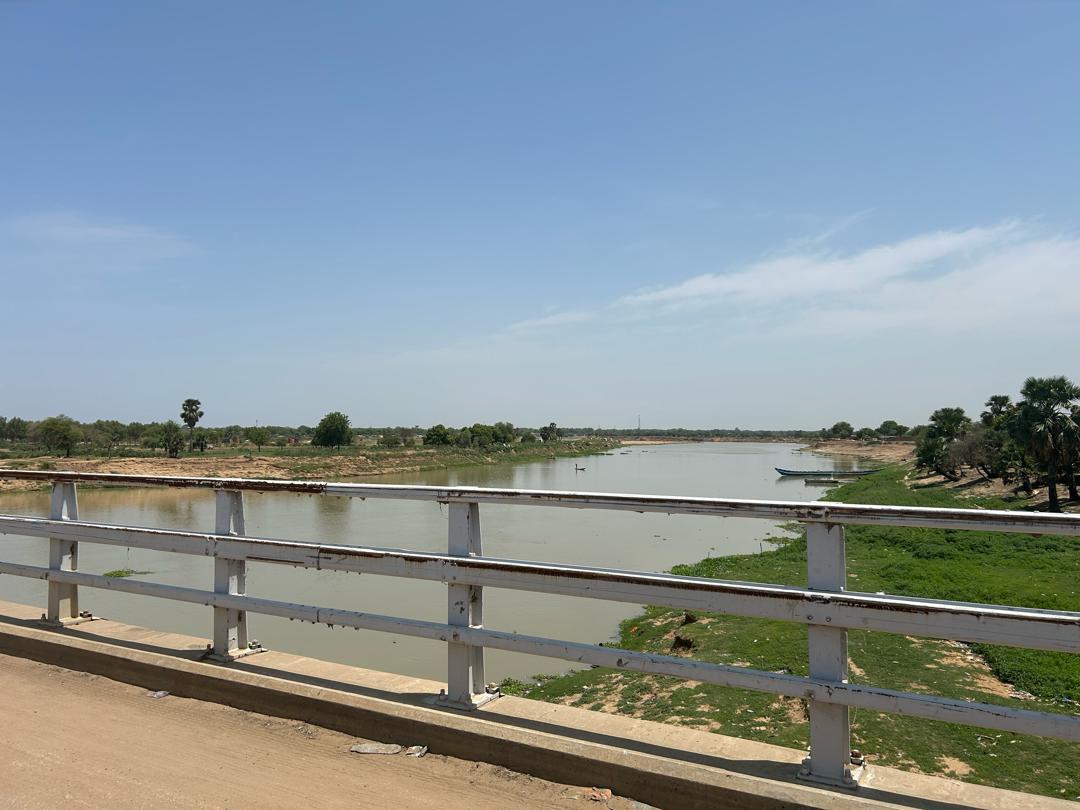 🇬🇧🤝🇨🇲🇹🇩Visite vendredi dernier à Ngueli, poste frontalier entre le 🇹🇩 et le 🇨🇲, de notre Ambassadeur et  de son homologue du 🇨🇲 à fin de mieux comprendre les échanges commerciaux entre les deux pays et voir comment le 🇬🇧 peut y contribuer.Merci aux autorités pour l’accueil!