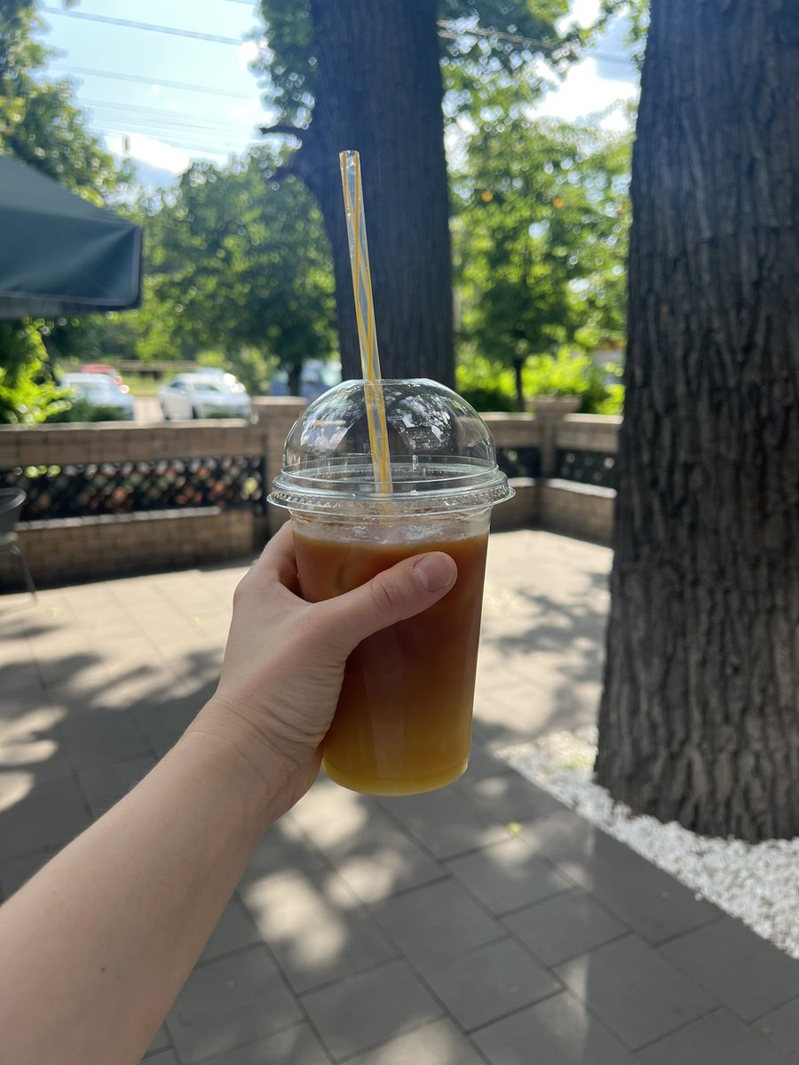 все я вдома, в улюбленій кафешці, пʼю джміль🐝