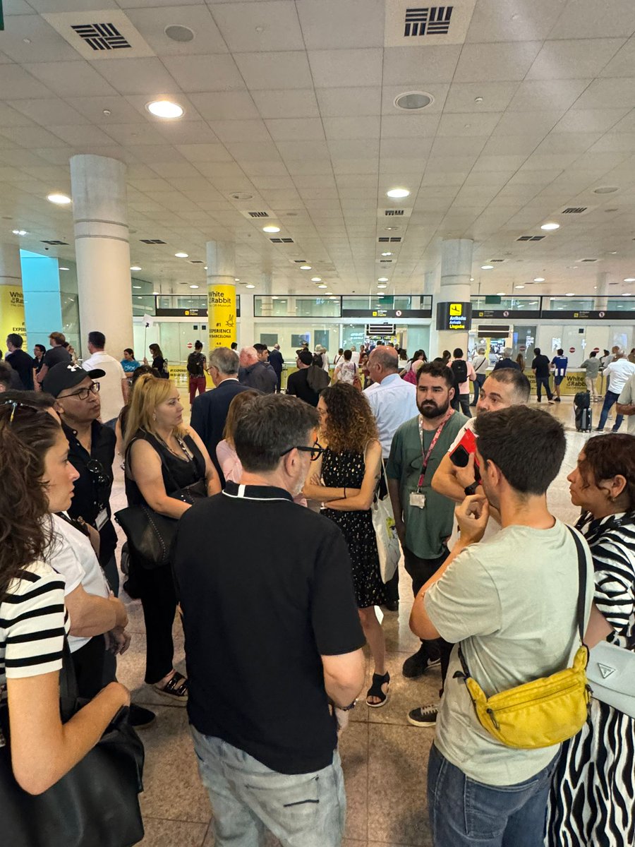 CCOO BLL APAG #ConstruïmFutur (@ccoo_bll_apag) on Twitter photo Aquest matí a l'Aeroport de Barcelona-El Prat, delegats i delegades de <a href="/ccoo_bll_apag/">CCOO BLL APAG #ConstruïmFutur</a> de l'aeroport s'han reunit amb <a href="/SomComuns/">Comuns</a>, concretament amb la diputada al Congrés <a href="/AinaVS/">Aina Vidal Sáez 🔻</a> i el diputat al Parlament, <a href="/Mijoler/">Lluís Mijoler 🔻 #Comuns</a>, per parlar sobre la reducció de la jornada a 37,5 hores setmanals. Aquest matí a l'Aeroport de Barcelona-El Prat, delegats i delegades de <a href="/ccoo_bll_apag/">CCOO BLL APAG #ConstruïmFutur</a> de l'aeroport s'han reunit amb <a href="/SomComuns/">Comuns</a>, concretament amb la diputada al Congrés <a href="/AinaVS/">Aina Vidal Sáez 🔻</a> i el diputat al Parlament, <a href="/Mijoler/">Lluís Mijoler 🔻 #Comuns</a>, per parlar sobre la reducció de la jornada a 37,5 hores setmanals.