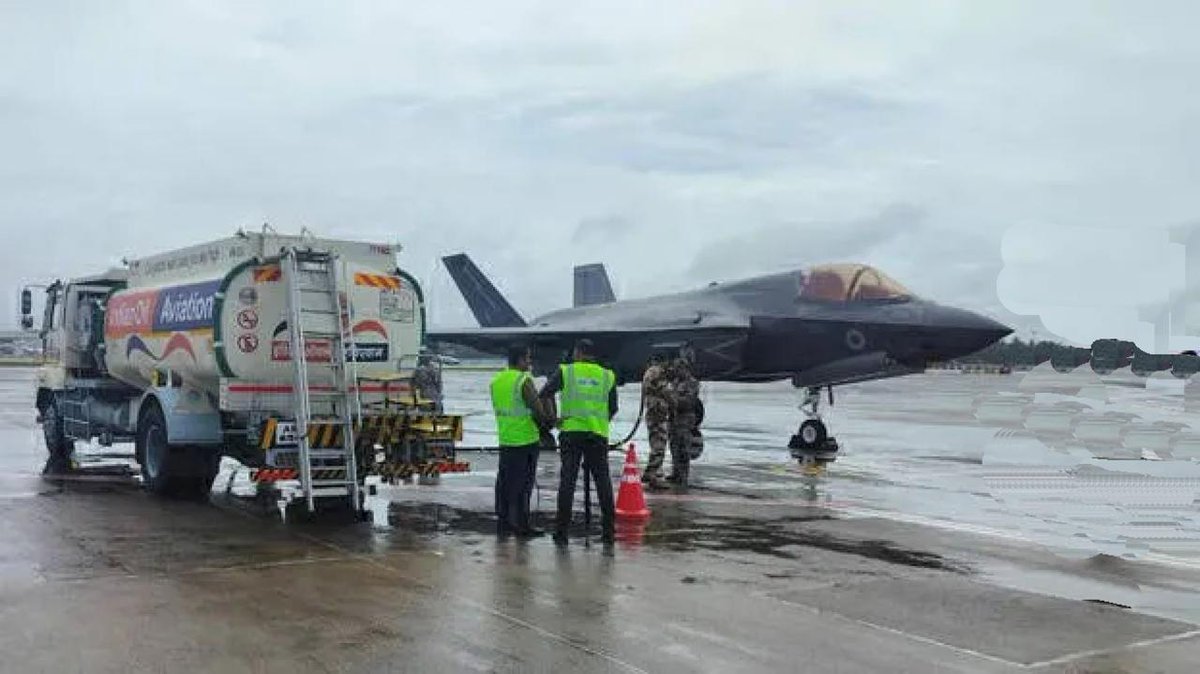 SayedIrfanAlipk's tweet photo. اعتماد کا بحران: بھارتی ایئرپورٹ پر RAF کا F-35B پائلٹ جہاز چھوڑنے سے انکار

میٹھربھومی اخبار کی رپورٹ کے مطابق، برطانوی رائل ایئرفورس (RAF) کے ایک F-35B لڑاکا طیارے کے پائلٹ نے بھارتی شہر ترواننتاپورم (Thiruvananthapuram) میں لینڈنگ کے بعد اپنے طیارے سے دور جانے سے انکار کر دیا۔ https://t.co/pzeSwWlScF