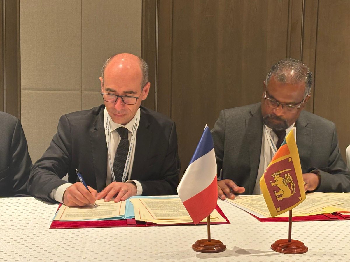 As the 4️⃣th largest public creditor to 🇱🇰,  France 🇨🇵 reaffirms its support in the debt restructuring. Bilateral agreement to reschedule a debt stock of 390 Million Euros until 2042 with a 5y grace period and a cap on original interest rates, was signed today btw 🇨🇵 &amp;🇱🇰