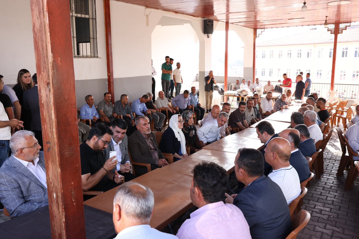 Gaziantep Büyükşehir Belediye Başkanımız Sayın Fatma Şahin, Yavuzeli İlçe Başkanımız Ömer Faruk Güzelbey ve il yönetim kurulu üyelerimiz ile birlikte; Büyükşehir Belediyesi Yavuzeli Meclis Üyesi Sayın Kenan Üzümcü'ye ahirete irtihâl eden kıymetli babası için taziye ziyaretinde