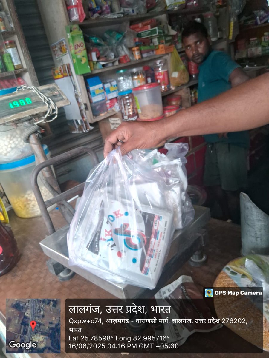 NagarVikas_UP's tweet photo. नगर पंचायत हस्तिनापुर मेरठ के द्वारा प्लास्टिक उन्मूलन अभियान 6.0 के अंतर्गत बाजार में दुकानदारों से प्रतिबंधित प्लास्टिक पॉलिथीन गिलास आदि जप्त किए गए तथा जुर्माना भी काटा गया
#swachhbharat #swachhbharatmission #swachhbharatabhiyan #plasticfreeindia #stopsingleuseplastic #nagarvikas_up #cleanupgreenup #uttarpradesh