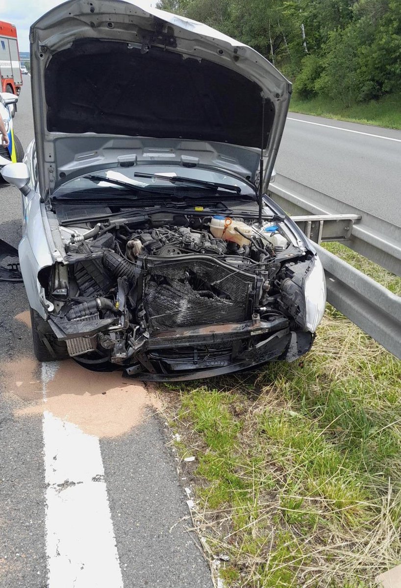 16. června 2025, 13:39, dálnice D6 km 30,5 směr Karlovy Vary 🚒
Dopravní nehodu dvou osobních automobilů řešili profesionální hasiči ze Stochova a dobrovolní hasiči z Nového Strašecí. Účastníci dopravní nehody byli předáni do péče zdravotnické záchranné službě. Hasiči provedli na