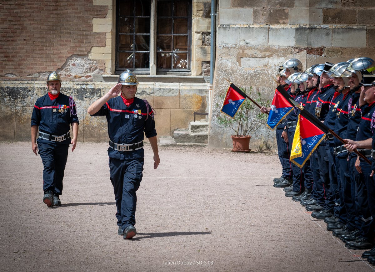 Pompiers03's tweet photo. [#CONGRESDEPARTEMENTAL]
1/4
🇫🇷Le Congrès des sapeurs-pompiers de l’Allier s’est déroulé ce samedi 14 juin dans le parc du #ChâteaudeLapalisse.
🫡Très belle cérémonie placée sous l’autorité de Christophe Noël du Payrat, Préfet de l'Allier  et en présence de nombreuses autorités. https://t.co/3lCpXjIwP5