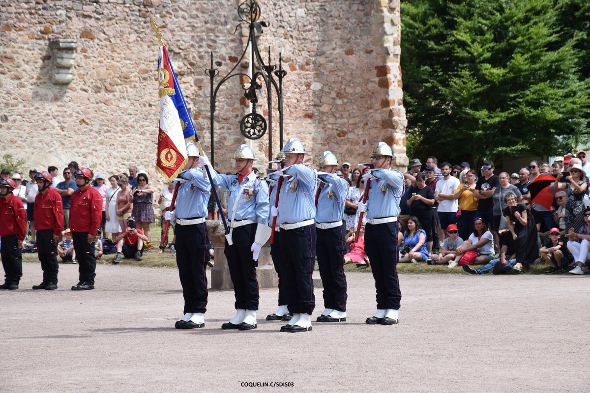 Pompiers03's tweet photo. [#CONGRESDEPARTEMENTAL]
1/4
🇫🇷Le Congrès des sapeurs-pompiers de l’Allier s’est déroulé ce samedi 14 juin dans le parc du #ChâteaudeLapalisse.
🫡Très belle cérémonie placée sous l’autorité de Christophe Noël du Payrat, Préfet de l'Allier  et en présence de nombreuses autorités. https://t.co/3lCpXjIwP5