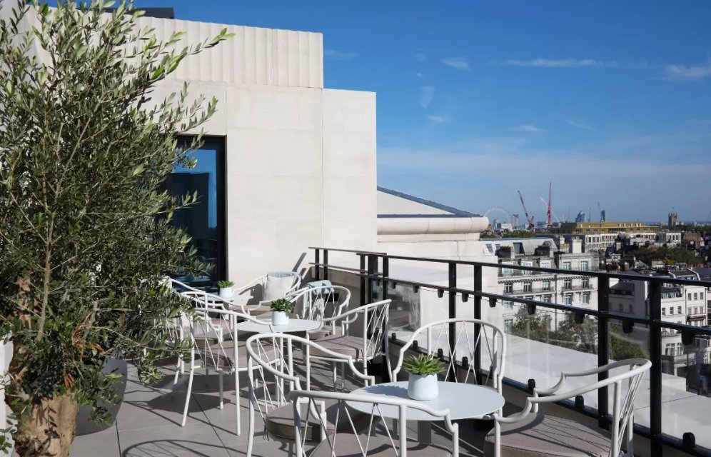 📍 SPACE OF THE WEEK

Located in the heart of #CentralLondon, this space provides 2 floors of bespoke private offices, a premium lounge, honesty bars and access to the in-house club, The Orchard. The rooftop terrace overlooks Hyde Park. 

Learn more: savi.li/6018StPTk