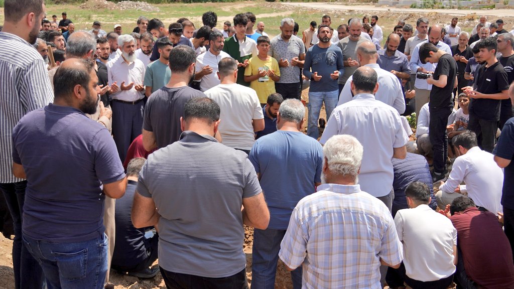 İslami ders çıkışında geçirdiği trafik kazası sonrası tedavi gördüğü hastanede vefat eden kıymetli kardeşimiz Maşallah Alagaş, Alparslan Kuytul Hocaefendi'nin kıldırdığı cenaze namazı sonrası son yolculuğuna uğurlandı. 

Allah rahmet eylesin, mekanı cennet olsun.