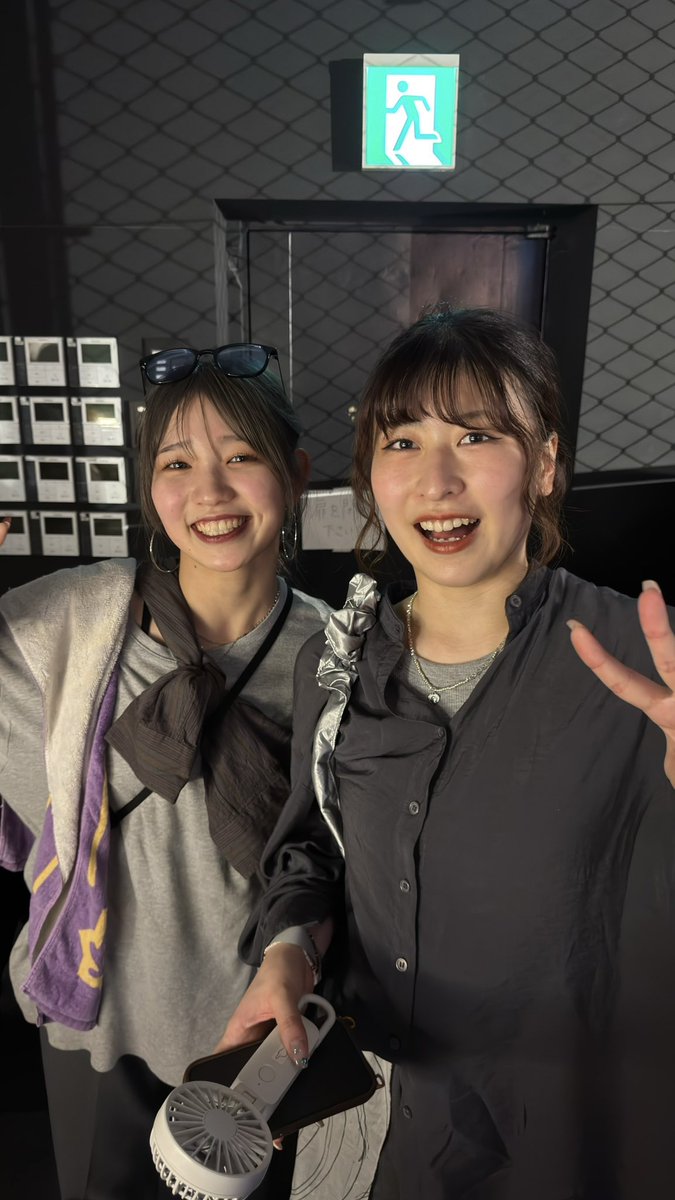 Yuna_EmotionR's tweet photo. 近況報告がてら…
この前みさきと2人でショーケースに出たのでそのときの写真を投下！！笑

昔は2人ともJAZZを踊っていたのに、今やお互い全く違うジャンルをしているので、昔と作品がガラッと変わり、面白くて新鮮で本当に楽しかったです💓
また2人で踊る機会があればぜひ皆さん見に来てください❣️🫶 https://t.co/Enydt4IpoI