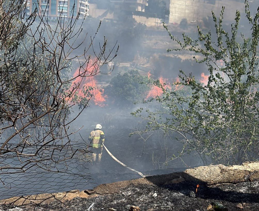 Narlı Mahallemiz Yeşilırmak Sokağı’nın yan tarafı ile Yukarıköy Mezarlığı yakınında bulunan otluk alanda çıkan yangın, İzmir İtfaiyesi ve belediye ekiplerimizin hızlı müdahalesiyle büyümeden kontrol altına alınmıştır. Alanda soğutma çalışmaları ise titizlikle devam etmektedir.