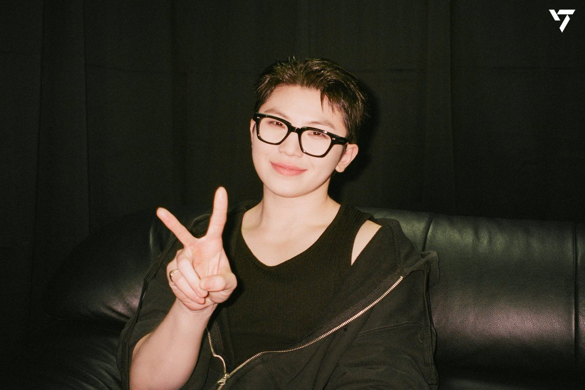 17protectt's tweet image. you've saved so many lives in many ways. thank you for everything, woozi.

thank you for being born.

let him know he is so loved and use the tags:

#우지는_캐럿들의운명
#AlwaysWithWOOZI