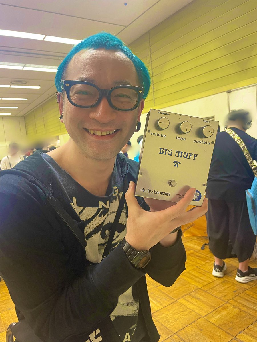 kazcigarette's tweet photo. 人は何故…
BIG MUFFを手にすると…
笑顔になってしまうのか…
デッドストックか?と言うほど
綺麗な個体を拝見させて頂きました…
アンプで爆音で鳴らしてみたいよね…
MUFFって良いよねぇ…
#pedalgeeksmeeting
#ramsheadbigmuff https://t.co/29ekbXKfpl