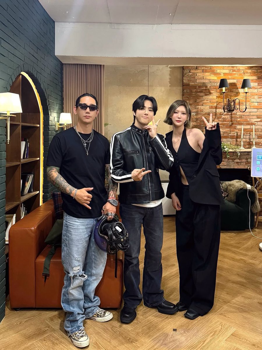 WhatSuhoDoes's tweet photo. Suho with Noh Taehwan (Blacklist Bike Club &amp; Park A-ryeon (Model)

Will Suho be joining the bike club soon? 😝

This is for Suho’s Unofficial Trend Episodes

Photos: 9zzibaby IG

#WhatSuhoDoes #SUHO #수호 #김준면 #EXO https://t.co/gEGin86mXK