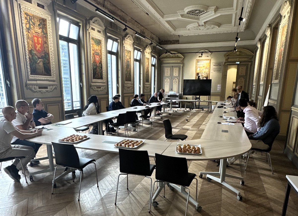 ac_normandie's tweet photo. C'est parti pour les stages de seconde !

Près de 26 000 lycéens de l'académie de Normandie découvrent le monde professionnel pendant 2 semaines.

La rectrice Valérie Cabuil et le secrétaire Général François Foselle ont accueilli les stagiaires du rectorat à Caen et Rouen. https://t.co/hjmv7orwh8