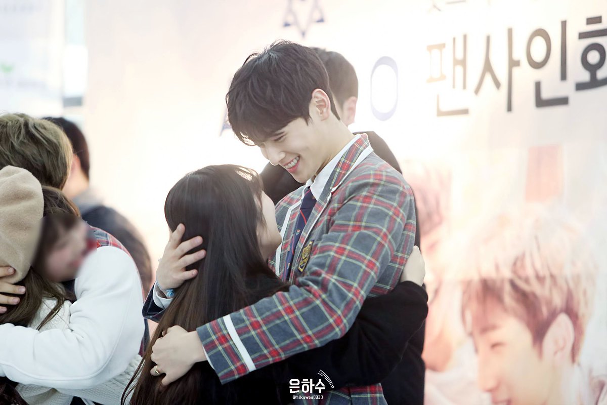 _storyc_'s tweet photo. 3세대는허그회라는것도했죠 https://t.co/CD0NfrrBE0