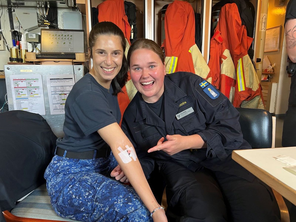 Commander #SNMCMG1 🇧🇪Cdr Erik Kockx visited 🇸🇪 minehunter HSwMS Kullen, for a medical training session led by the group’s doctor. Nurses practiced IVs and stitching techniques (using an orange🍊!) sharpening their skills for real-life situations. This training strengthens crew