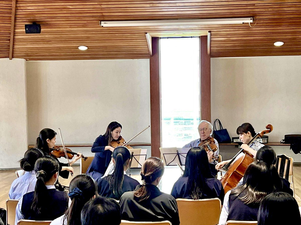 【学校公演レポート🎻】
先日、橘学苑高等学校にて、弦楽四重奏によるトーク付きコンサート・ダイアローグを開催しました。

「どうして私たちは音楽が好きなんだろう？」