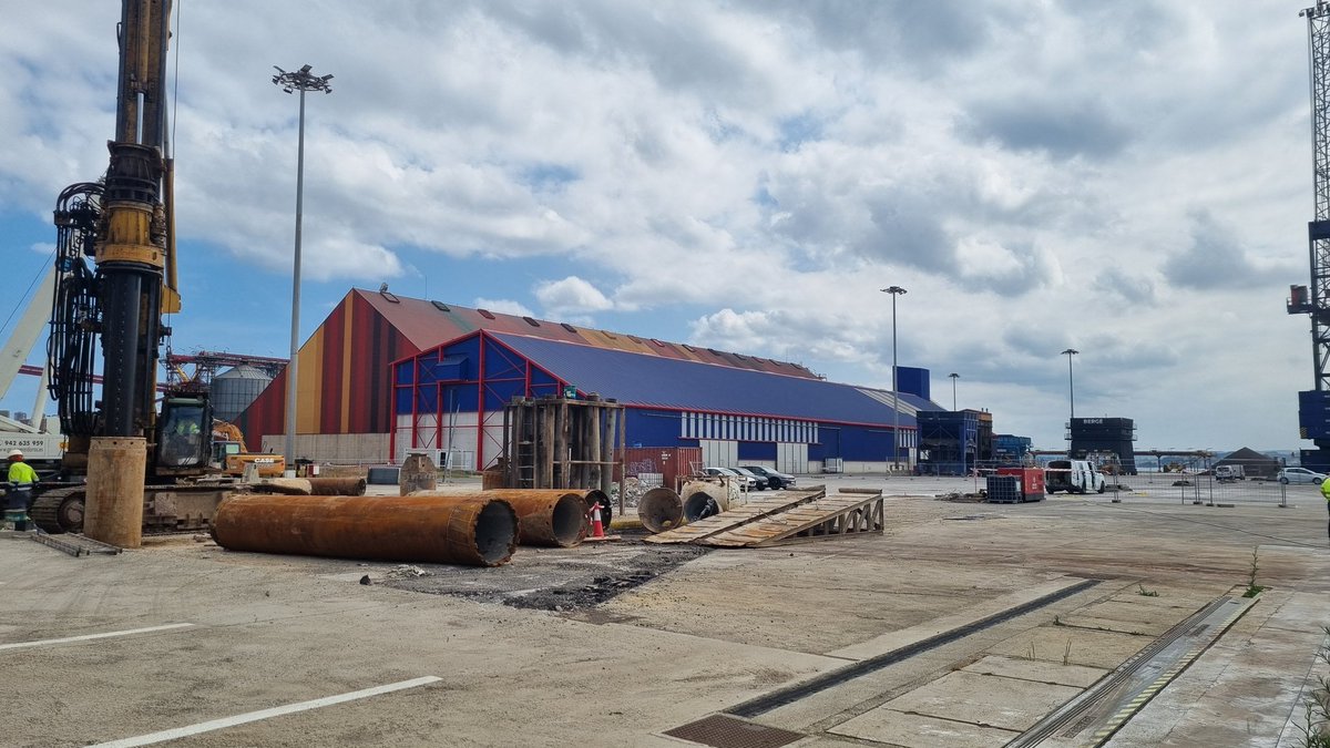 Puerto de Santander (@port_santander) on Twitter photo 🏗🚢 Comienzan las #obras de #ampliación de #vías para #grúas #portacontenedores en Raos 3
Fase de pilotaje que conforma la #cimentación para soportar las cargas
#Inversión: 2.489.365 €
Plazo ejecución: 5 meses
➡️ acortar.link/2TDo2G
#Cantabria #Santander <a href="/PuertosEstado/">Puertos del Estado</a> 🏗🚢 Comienzan las #obras de #ampliación de #vías para #grúas #portacontenedores en Raos 3
Fase de pilotaje que conforma la #cimentación para soportar las cargas
#Inversión: 2.489.365 €
Plazo ejecución: 5 meses
➡️ acortar.link/2TDo2G
#Cantabria #Santander <a href="/PuertosEstado/">Puertos del Estado</a>