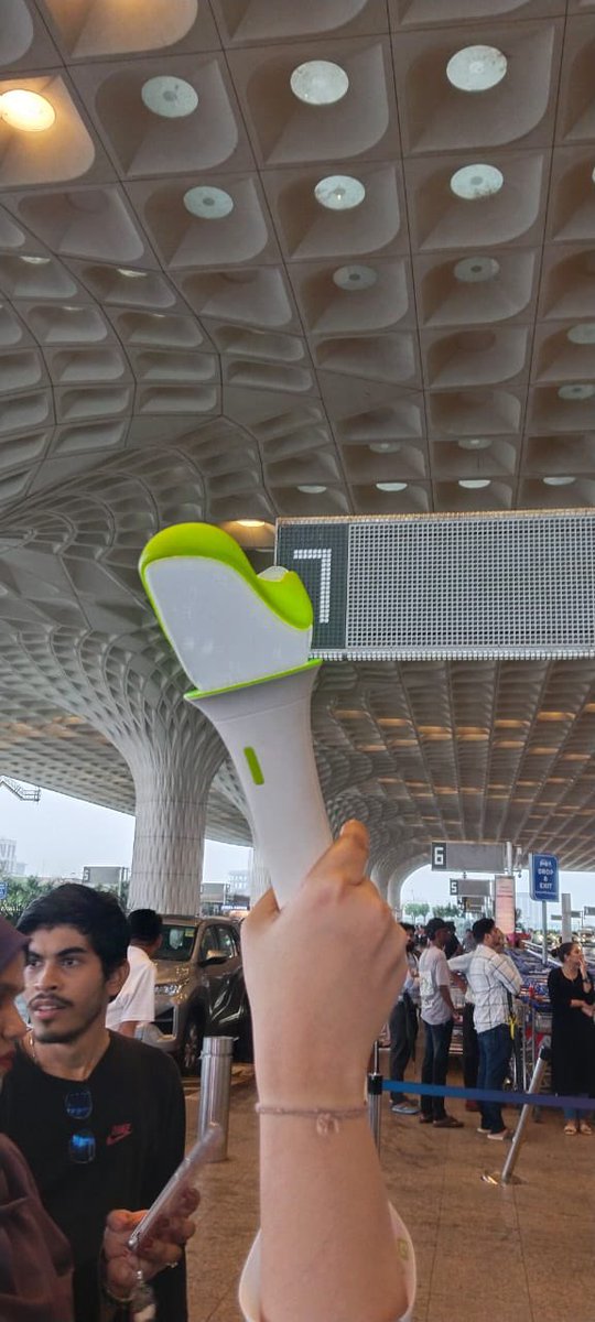 IndiaGot7's tweet photo. TEAM GMI is here to see off @JacksonWang852 we did not have a chance to officially meet you, so we will wait for #MAGICMAN2 concert as you promised. 

To those joining us we are at T2G7 💚 it’s raining so please be careful on your way

#JacksonWang 
#JacksonInIndia #GOT7India https://t.co/IOROR0ypNT