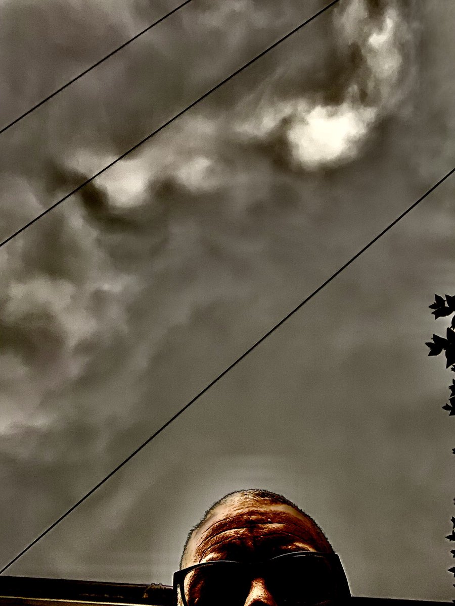 IonisedSkyWatch's tweet photo. Aye so just took a few selfies in my garden and PhuckAye the saturation levels are just right for some good old fashioned Heating the Smartdust SkyFuckery 😳🤨 #SAIFallout #Nexrad #Doppler #ParticleManipulation https://t.co/rPGImUgbpf