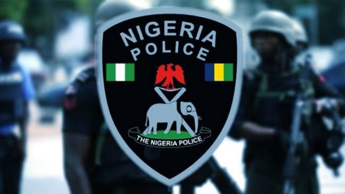 Divulgechannels's tweet image. Tragedy in Anambra: 10-year-old boy accidentally shoots his father, Inspector Okolie Amechi, dead with an AK-47 while visiting him on duty at Polaris Bank. His 6-year-old brother was also injured.

#Anambra #Police #AccidentalDischarge #Nigeria #GunSafety #Tragedy #NPF