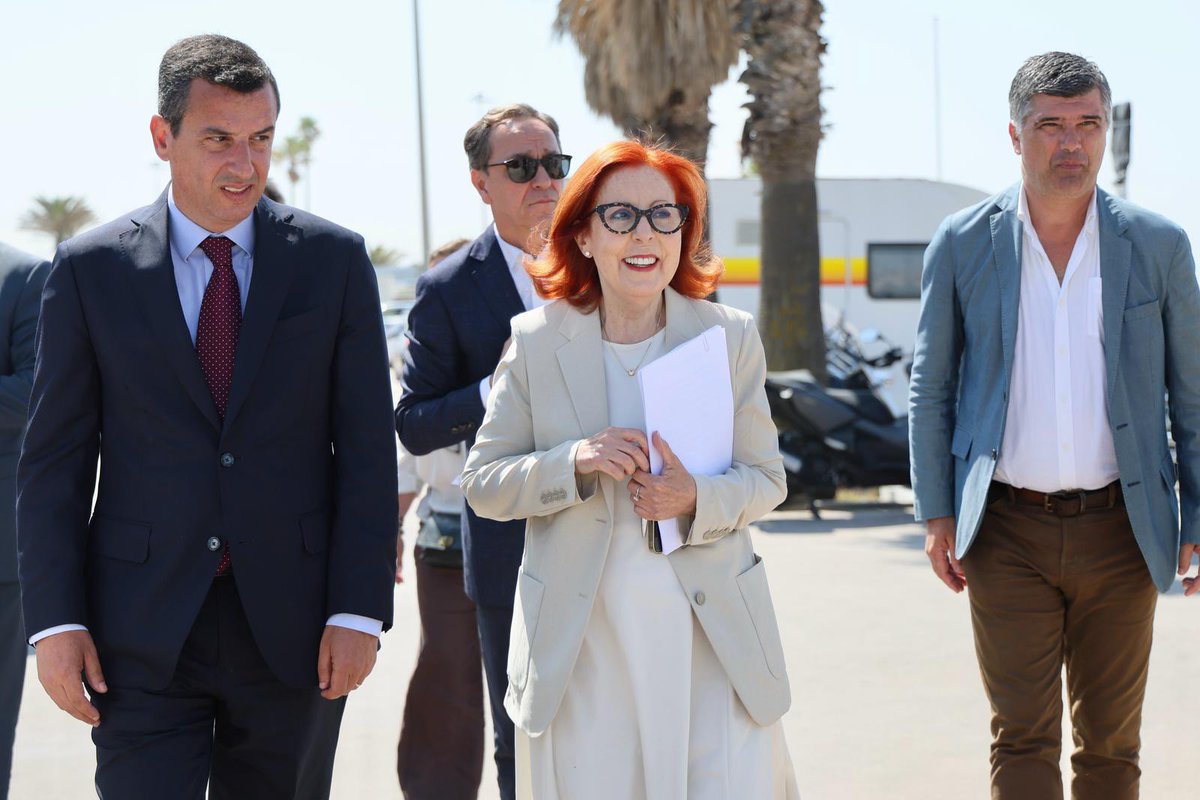 A Ministra do Ambiente e Energia participou hoje na abertura da época balnear, em Cascais. 

Na sua intervenção, @margracarvalho destacou várias ações para garantir um verão mais seguro, acessível e sustentável:

✅ 404 praias com Bandeira Azul;
✅ Intervenções no litoral, como a