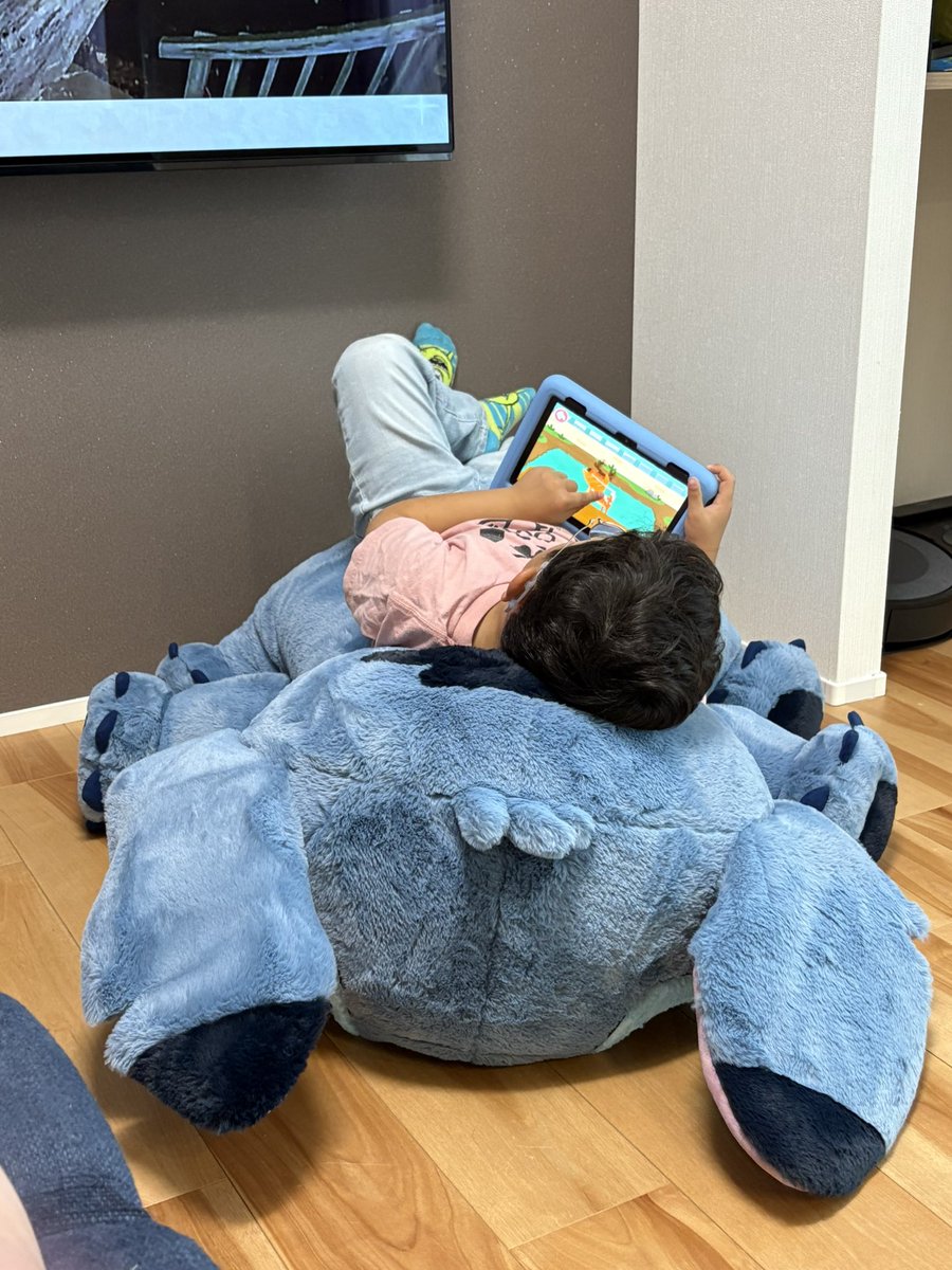 kaorin5's tweet photo. いろんな人が欲しくてたまらないコストコのスティッチで、とんでもなくくつろぎながらタブレットする次男坊。せめて仰向けにしてくれよ😭 https://t.co/Up03yMs7TK