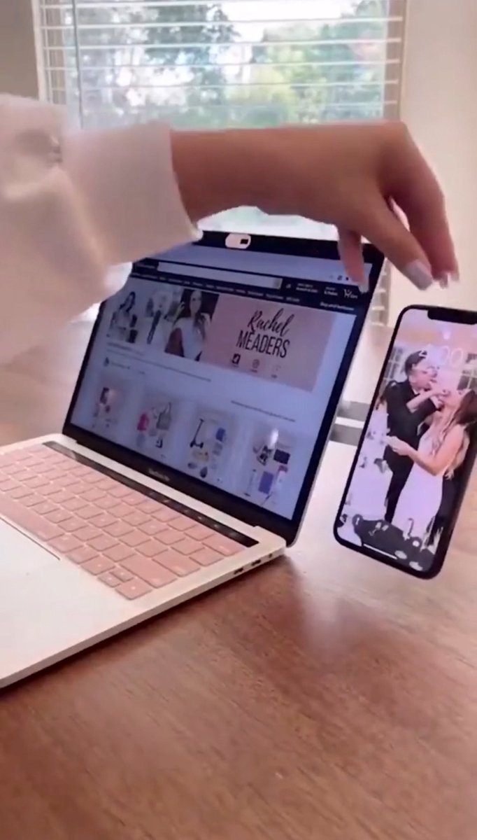 shopirada's tweet photo. Chega de ficar olhando o celular no colo enquanto trabalha!
Esse suporte magnรฉtico prende o celular na lateral do notebook.
๐ Organizado, prรกtico e dobrรกvel
#tech #notebooksetup #homeoffice #suporteparacelular https://t.co/vkQncfhRs7