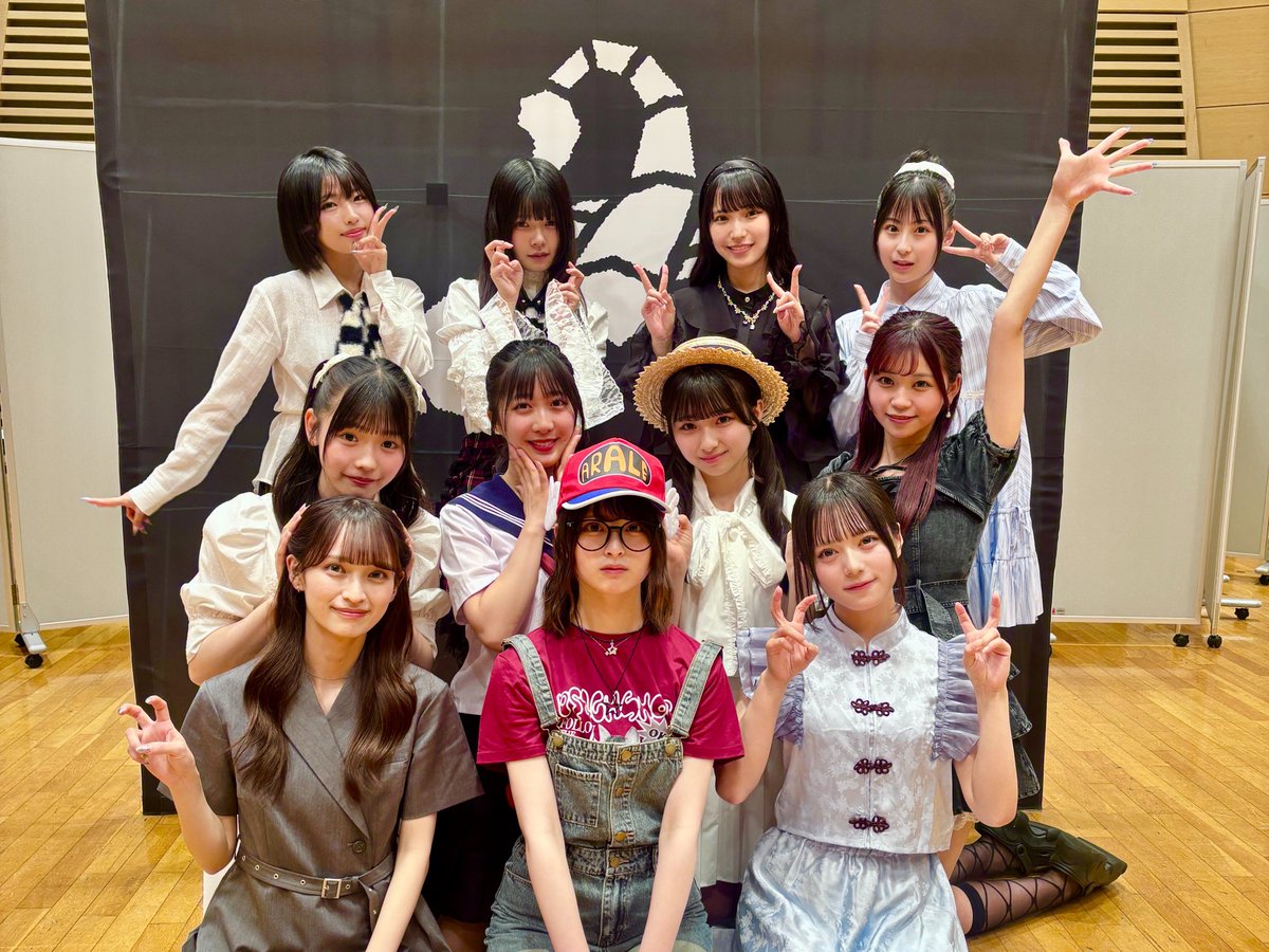 aijoukarenstart's tweet photo. それな( ´-ω-)σ

#僕が見たかった青空 メンバー23人と
#WHITESCORPION メンバー11人と
#RainTree メンバー17人(1人休養中)と
#ナナニジ メンバー9人(大阪 イベント1人休養)

坂道グループとかも含み
未だ未だ成長過程だとは思うので
めげずに前へ進んで下さい！
微力ながら応援します！ https://t.co/O8USu50IRL