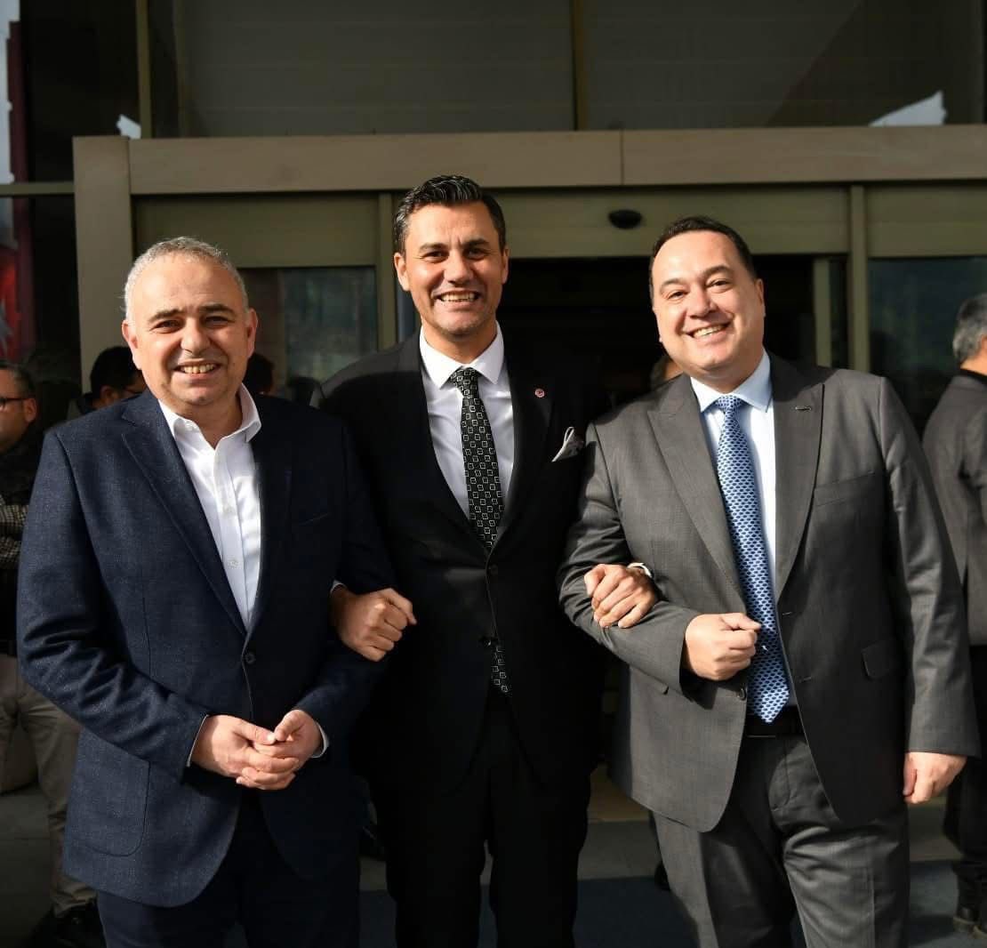 Omuz omuza Manisa’ya hizmet için çıktığımız yolda, Ferdi Başkanımızın ani vedası hepimizi derinden sarstı.

Bugün Manisalıların gönlünde silinmez bir iz bırakan Ferdi Başkan’ın emanetini devralan ve bu görevi onun anısına yakışır bir şekilde sürdürecek olan yol arkadaşım Besim