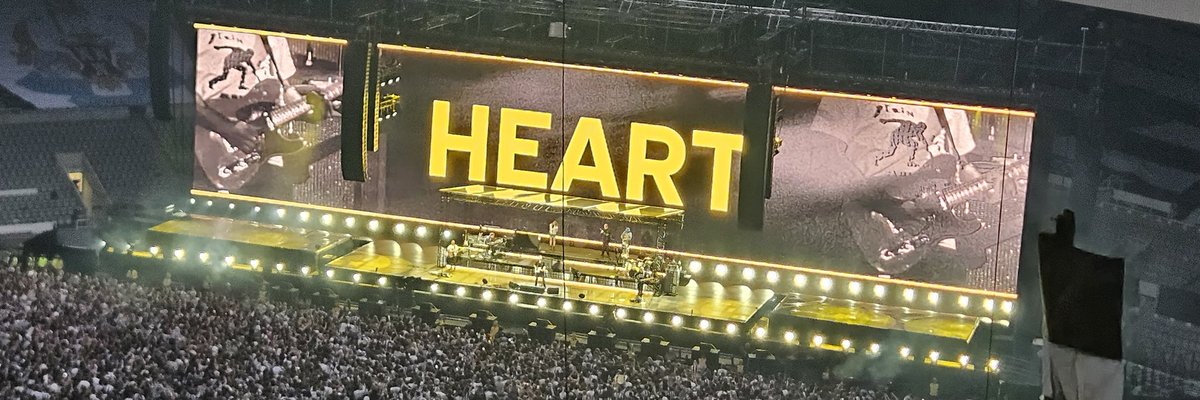 Last night. St James Park. All about this 👇 Thank you <a href="/samfendermusic/">Sam Fender</a> #legend 🖤🤍