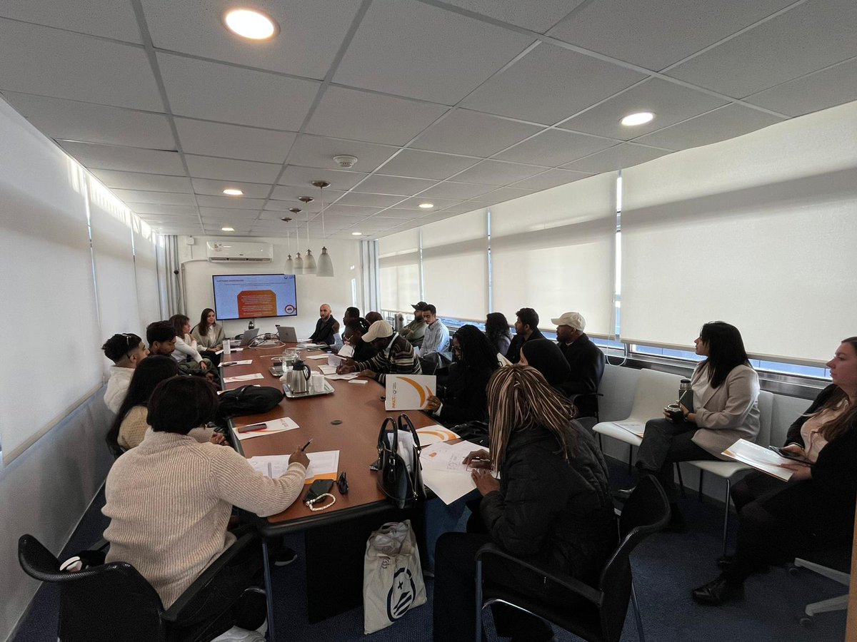 Uy_Logistico's tweet photo. 🎓 Estudiantes de la Universidad de Bradford visitaron INALOG a través de la @UCUoficial y conocieron el modelo logístico de Uruguay. Se destacó la estabilidad, los regímenes especiales y el rol del país como plataforma regional. #UruguayLogístico #INALOG #Logística https://t.co/EJO026nMlC