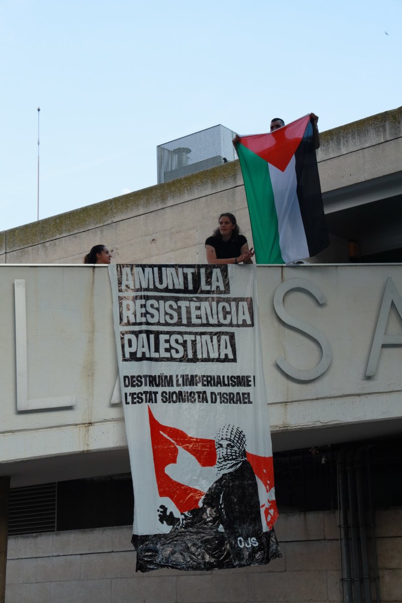📸 7J || Durant la manifestació del 7 de juny a Badalona es va desplegar un missatge en suport al poble palestí i contra l'Estat sionista d'Israel.

Amunt la resistència palestina!