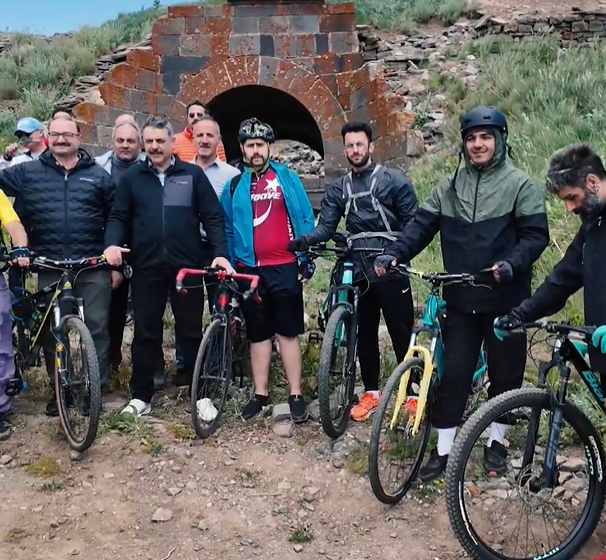 Vali Çiftçi, tarihe pedal çevirdi:

Erzurum'un tarihi ve doğal güzelliklerini tanıtmaya devam edeceğiz 

<a href="/ErzurumValiligi/">T.C.Erzurum Valiliği</a> <a href="/miamustafacftci/">Mustafa ÇİFTÇİ</a> #erzurum #vali 

miahaber.com.tr/haber/17438/on…