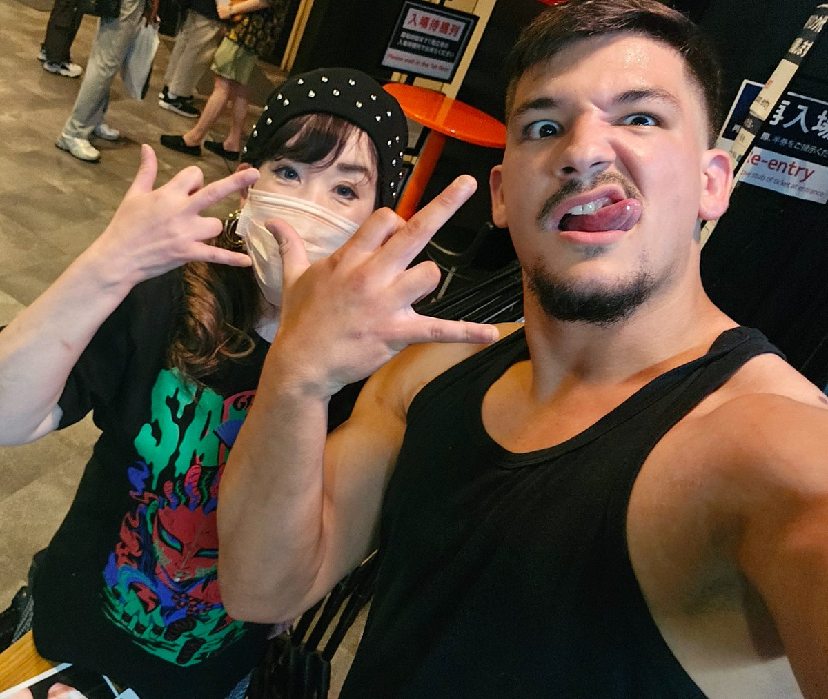 🔹️MondayMagic🔹️

✨️超ラッキ🥰🤩✨️

🔷️Titus Alexande🔷️サイン会が
　　　　有りました🥰🤩

タンクトップ姿珍しいカモ

🤟と🕊️で💙タイタス💛見れるってヤバー🥰🤩