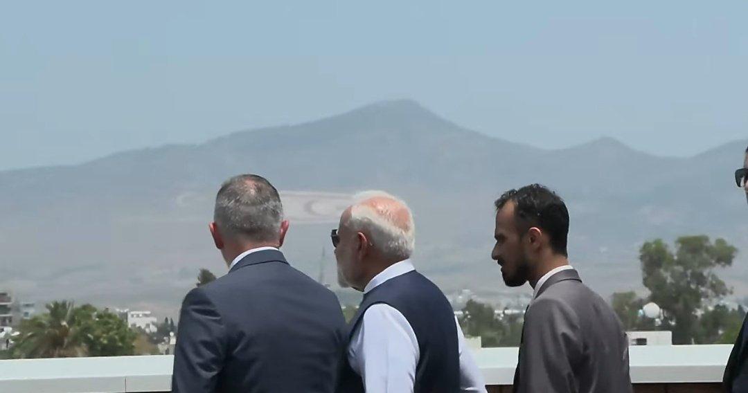 MahalaxmiRaman's tweet photo. #Indian PM #Modi, during his visit to #GreekCyprus, watching Northern Cyprus with #GreekCypriot leader #Christodoulides.
According to Indian media, the visit was meant as a message to #Türkiye "over its support for #Pakistan." https://t.co/sNIt3uZeGd