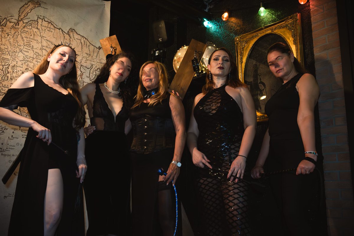 Venerdì scorso il Regno Femdom, è stata una serata straordinaria, dove tutti hanno giocato e si sono divertiti. Eccomi qui con le Sorelle del Conclave del Regno, con le quali ho ideato e realizzato giochi perversi per i sub che si sono affidati a noi #regnofemdom #mistressitalia1