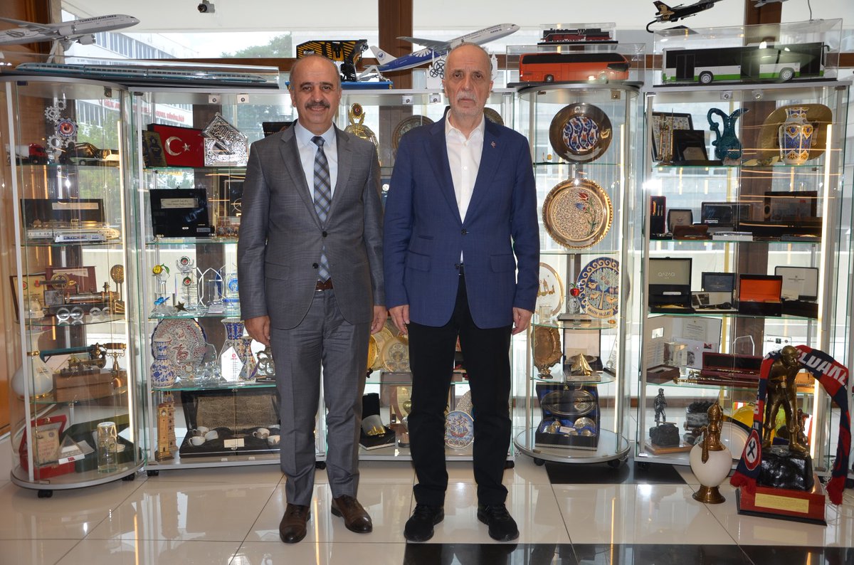 Türk-İş Genel Başkanı Sayın Ergün Atalay’ı ziyaret ettim.
Görüşmemizde, ülkemizde mühendislerin karşılaştığı sorunlar ile meslek odalarının etkinliğinin artırılmasına yönelik değerlendirmelerde bulunduk.
Nazik kabulleri ve misafirperverlikleri için Sayın Genel Başkan’a teşekkür