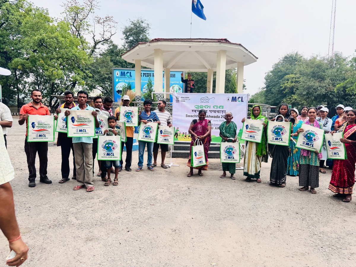 Mahalaxmi_MCL's tweet photo. As part of #SwachhataPakhwada, a Pledge-Taking Ceremony &amp; Shramdaan drive was held on 16 June at GM Office, Mahalaxmi Area. Led by GM Shri S. Ojha &amp; senior officials, the event promoted cleanliness, sustainable practices &amp; plastic-free living #CleanIndia @CoalMinistry https://t.co/ifOQFjRuGc