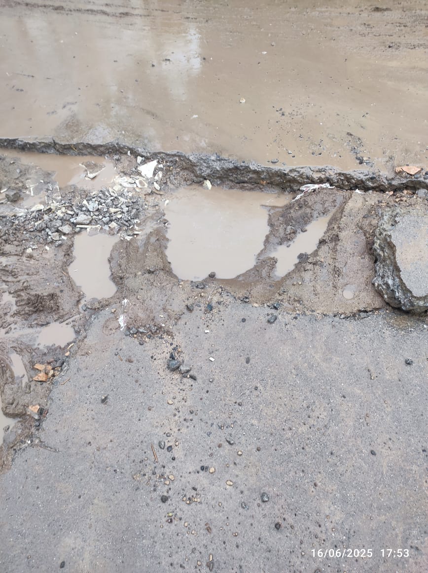 Very poor road condition in Junagadh! Due to ongoing work by Torrent Gas, roads have been dug up and left in terrible shape. Corporation and contractor are not taking any responsibility. Citizens and students are suffering daily. Immediate action required! <a href="/CMOGuj/">CMO Gujarat</a> @CollectorJND