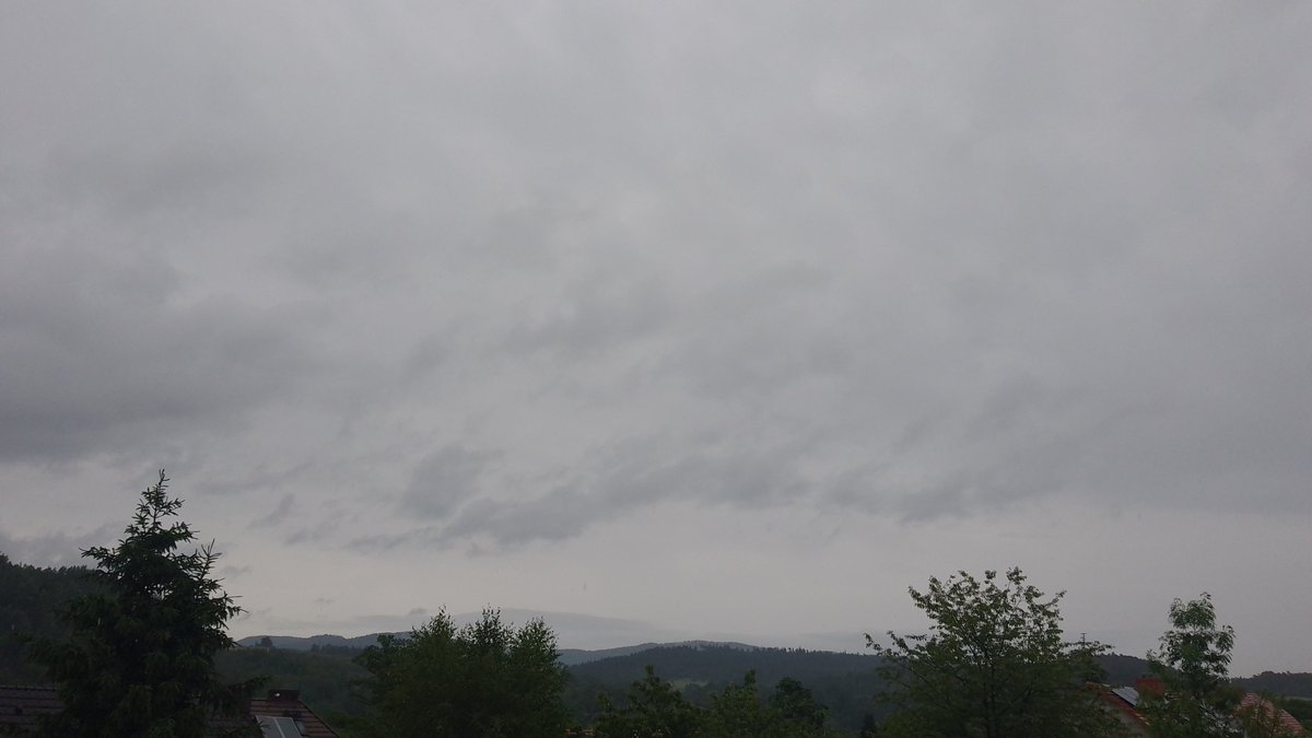 MeteoSynop's tweet image. Pada już prawie pół doby. Uzbierało się 10,5 mm opadu.

Nowa Ruda, 15:00: 
🌧️8/8 - Sc (3/8), Ns (Cʟ = 5, Cᴍ = 2, Cʜ = /)
temperatura: 15,0°C
temperatura punktu rosy: 13,4°C 
wiatr 320°↘️o prędkości 3 m/s
widzialność: 20 km
ciśnienie względne: 1024,6 hPa (+1,5 hPa/3h)