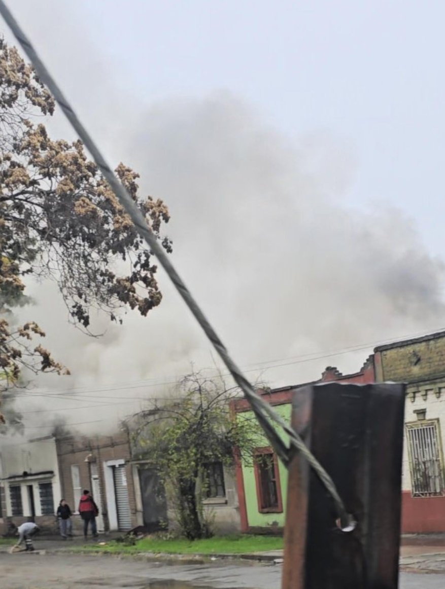 Se da la SEGUNDA ALARMA de INCENDIO por fuego en casa habitación en Blanco Fombona y Buen Orden, Independencia. Bomberos CBS trabajando en controlar la propagación