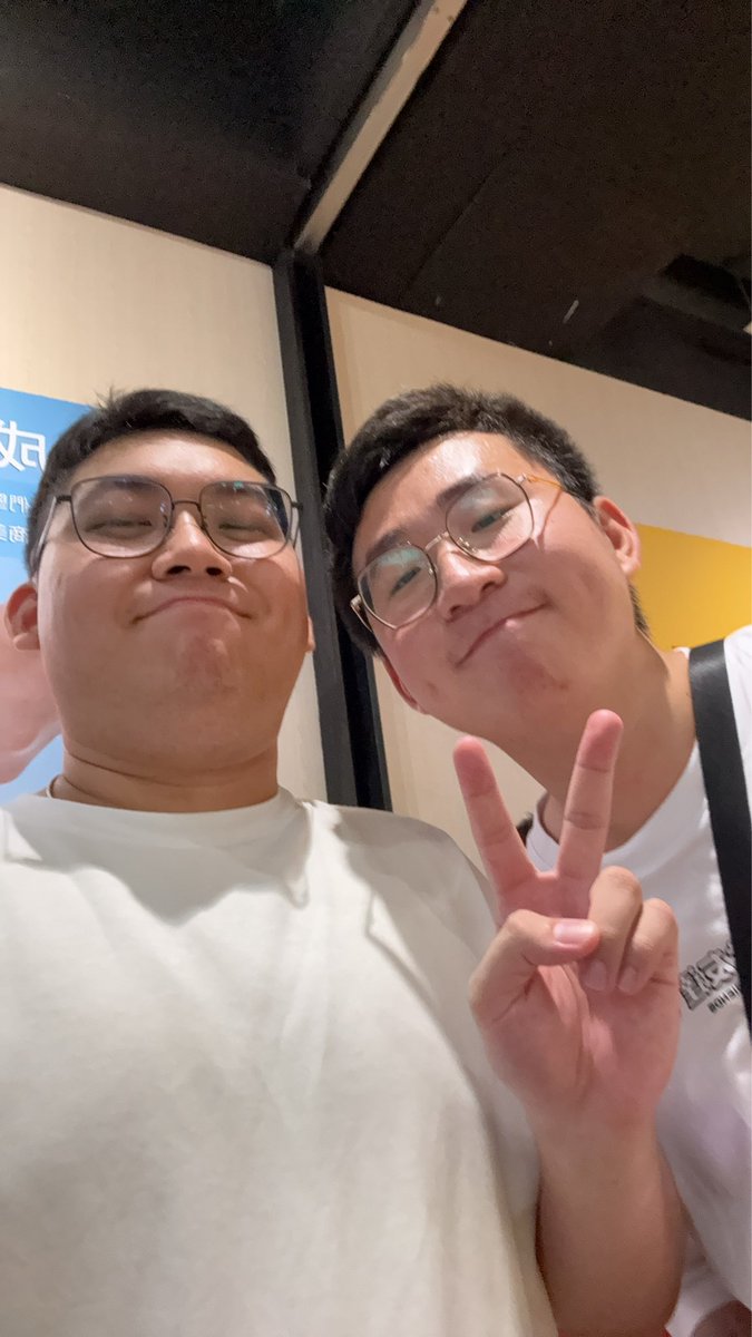 上禮拜六跟哥哥去除毛
還首次去縱酒現場🤩
看到了好多推友～
都好想去認識🥺
但膽小的我都不敢打招呼啦
很奇妙的體驗（？
題外話：我覺得我的臉越來越圓了🤔