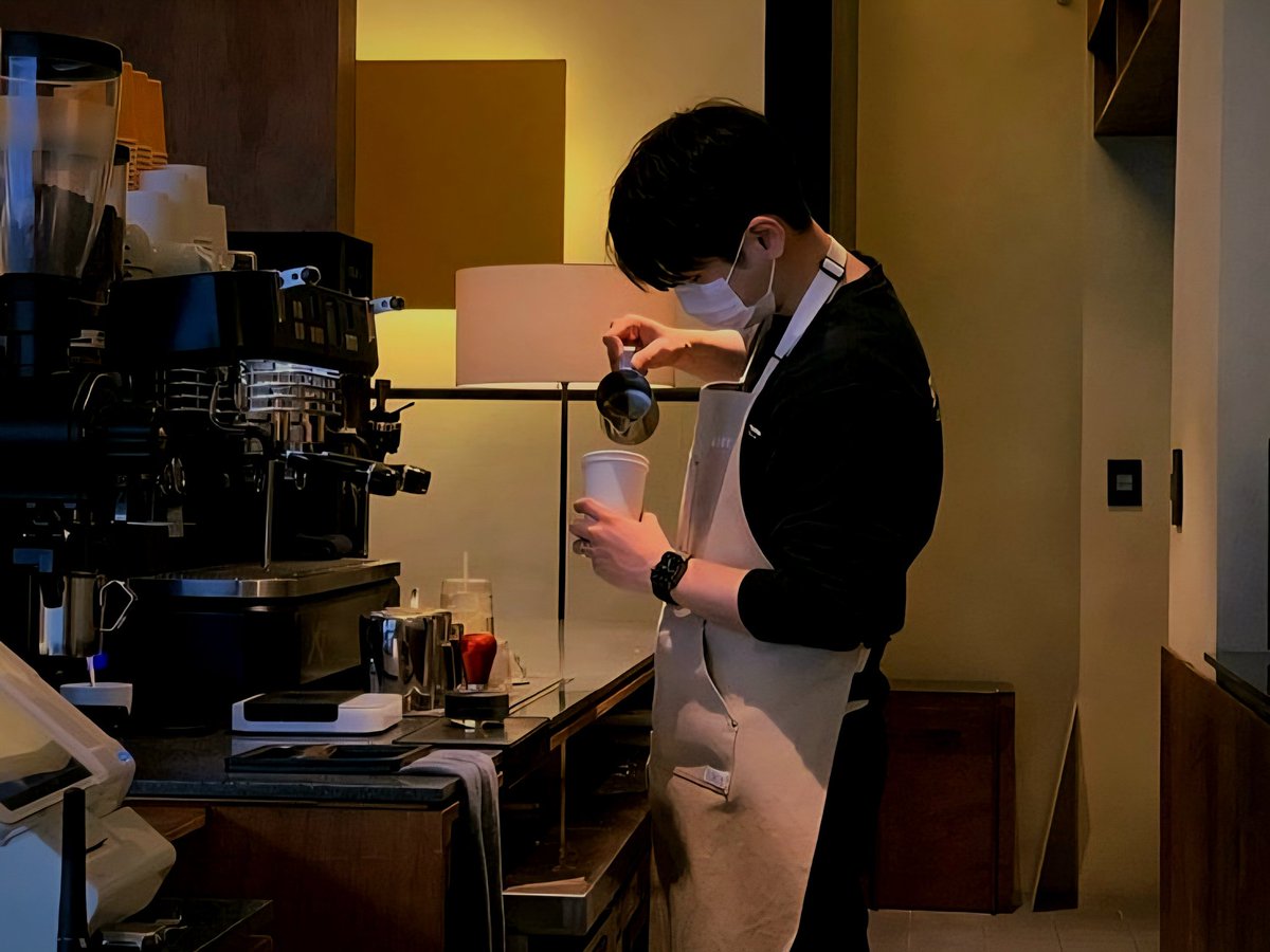 clinquanche's tweet image. ︎
was literally about to flip the sign, when more customers walked in. honestly, my feet hurt, and i'm starving, and all i want is silence. but they smiled, thanked me, told me this was their comfort place after a long day. suddenly, i didn't mind staying a bit longer. 
 ︎ ︎